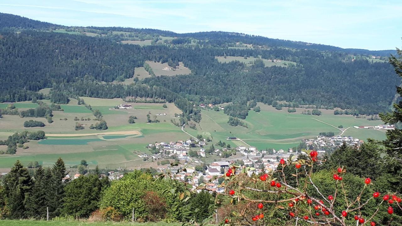 Halte Au Pied Du Creux Du Van Travers Экстерьер фото