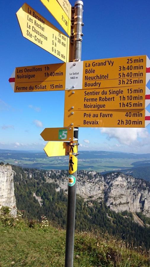 Halte Au Pied Du Creux Du Van Travers Экстерьер фото