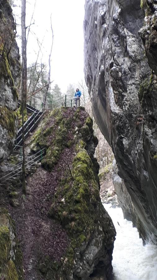 Halte Au Pied Du Creux Du Van Travers Экстерьер фото