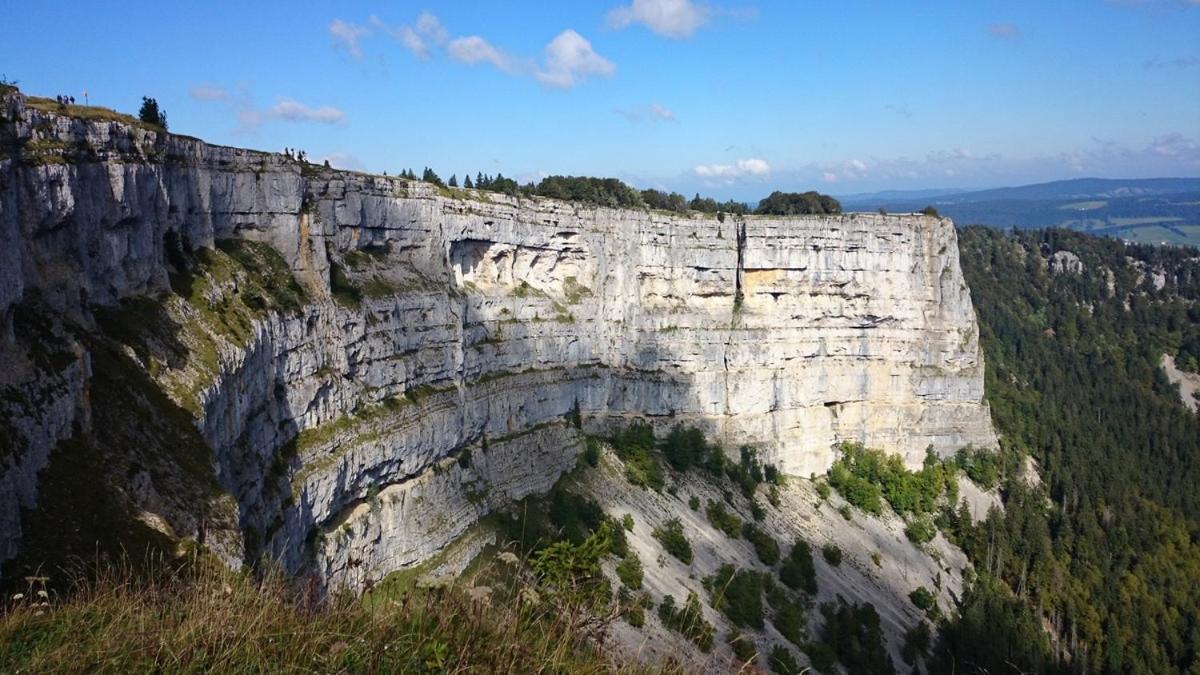 Halte Au Pied Du Creux Du Van Travers Экстерьер фото